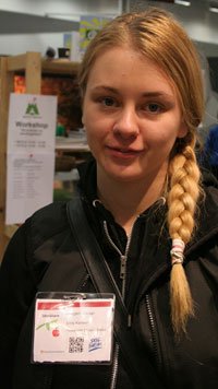 Emily Karlsson - medhjälpare i Skogen i Skolans monter