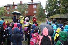 Anna Malmström, projektledare Storstadssatsning lär ut skoglig kunskap till skolklass