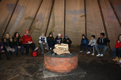 Runbyskolan kan sitta vid lägereld både utomhus och inne i ett tält