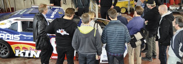 Män samlats runt V8 Thundercar.