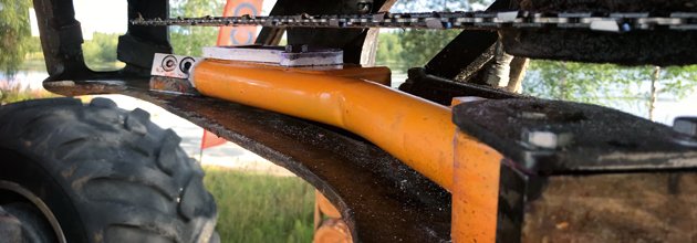 Skrivarhuvudet och hydraularmen för märkning av timmer