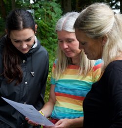 Skolskogsryggsäcken innehåller inte bara praktiska övningar utan också kunskapsfrågor. Dragana Savonovic, från Gnosjö, Sofie Hjort-Eriksson från Jönköping och Christina Persson från Lund funderar över en av dem.