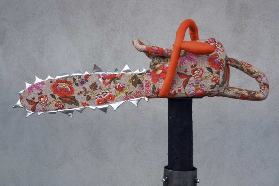 Mjuka motorsågar i konsthallen