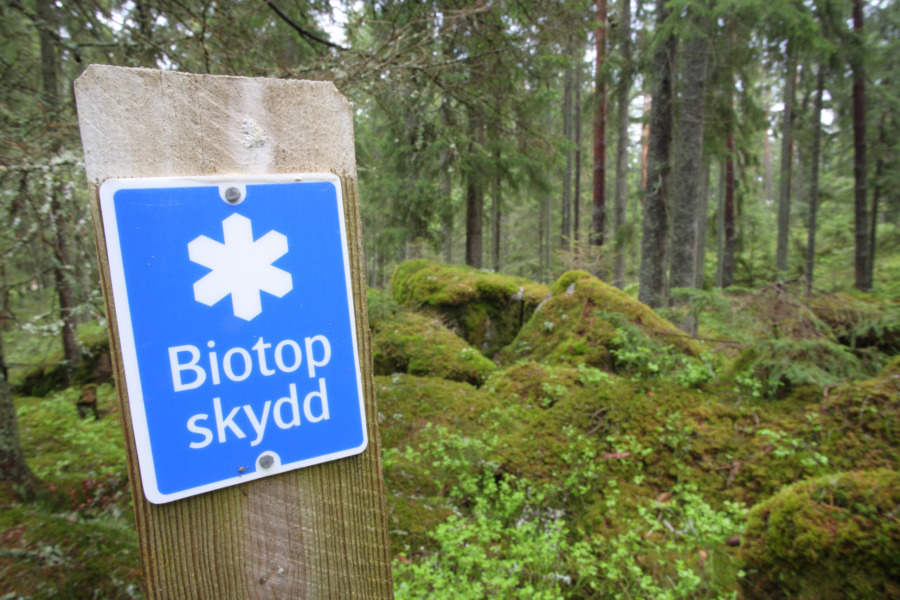 Två förslag på ändrad jordförvärvslag