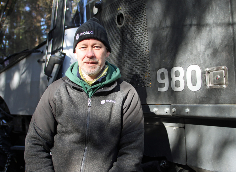 Han säljer sitt livsverk till Komatsu