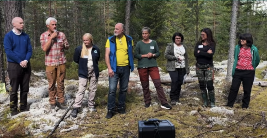 Åtta riksdagspolitiker möttes i skogen